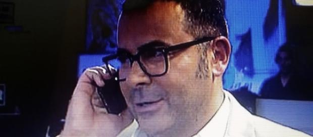 Jorge Javier atendiendo una llamada en directo Jorge Javier atendiendo una llamada en directo