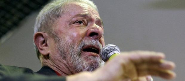 Lula sabe que pode ser preso a qualquer momento. Lula sabe que pode ser preso a qualquer momento.