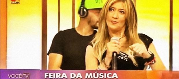 Maria Leal cantou no programa "Você na TV" Maria Leal cantou no programa "Você na TV"