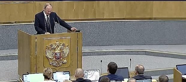 Putin przemawia w Dumie na tle orła wschodnich Rzymian i Świętego Cesarstwa Rzymskiego. YouTube video: Вести в 2000 от 051016 Putin przemawia w Dumie na tle orła wschodnich Rzymian i Świętego Cesarstwa Rzymskiego. YouTube video: Вести в 2000 от 051016