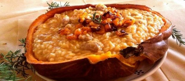 Risotto alla zucca e salsiccia, servito nella zucca Risotto alla zucca e salsiccia, servito nella zucca