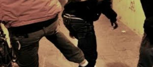 Rissa fuori dalla scuola a Napoli. Rissa fuori dalla scuola a Napoli.