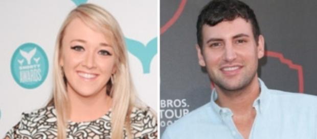 Screenshot of Meghan Mccarthy, Destorm, Alx James, and The Gabbie Show, via Wikihow Screenshot of Meghan Mccarthy, Destorm, Alx James, and The Gabbie Show, via Wikihow