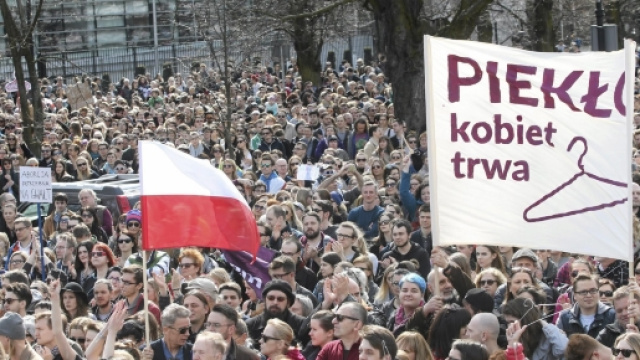 Le proteste dei polacchi contro la legge anti-aborto