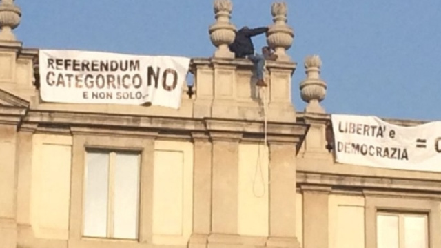 Milano, uomo sul tetto della Scala: protesta sul referendum a favore del'No'
