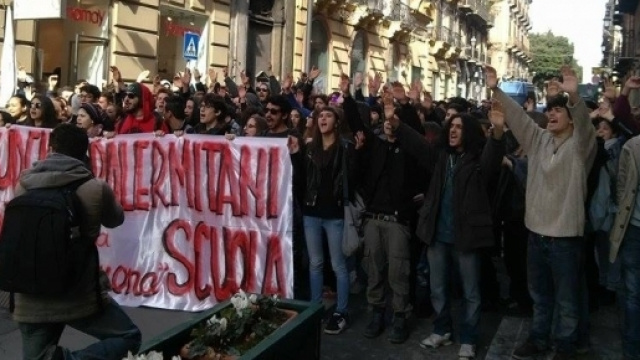 Palermo, centinaia di studenti in piazza contro ''La Buona Scuola ... - palermomania.it