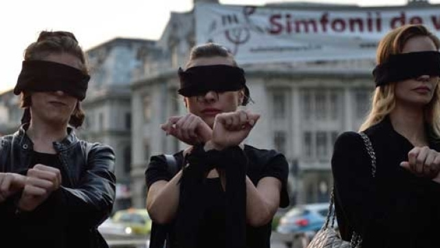 Un momento della manifestazione che ha visto le donne polacche vestirsi di nero per sostenere il diritto alla libertà di scelta in merito all'aborto