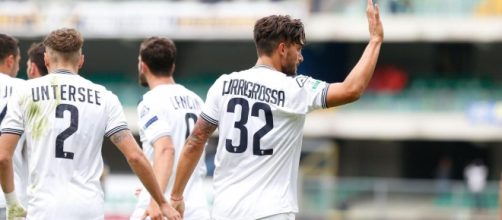 Il bomber Torregrossa dopo il gol del momentaneo 1-2 della rondinelle sugli scaligeri