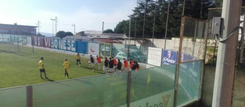 La squadra giallorossa durante il riscaldamento.