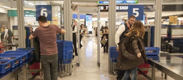 Casal de brasileiros foi preso com 2.240 qulos de cocaína no aeroporto de Atenas na Grécia Casal de brasileiros foi preso com 2.240 qulos de cocaína no aeroporto de Atenas na Grécia
