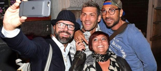 Clemente Russo e Costantino davanti ad un locale di Roma dopo l'eliminazione Clemente Russo e Costantino davanti ad un locale di Roma dopo l'eliminazione
