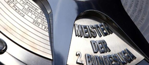 Die Meisterschale der 2. Bundesliga. Wer kann sie sich dieses Jahr holen? Die Meisterschale der 2. Bundesliga. Wer kann sie sich dieses Jahr holen?