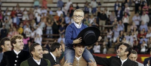 El pequeño Adrián (8 años), enfermo de cáncer de huesos, en la plaza de toros de Valencia El pequeño Adrián (8 años), enfermo de cáncer de huesos, en la plaza de toros de Valencia