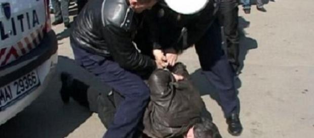 FOCURI DE ARMĂ în Capitală. Un şofer conducea cu o femeie pe capotă FOCURI DE ARMĂ în Capitală. Un şofer conducea cu o femeie pe capotă