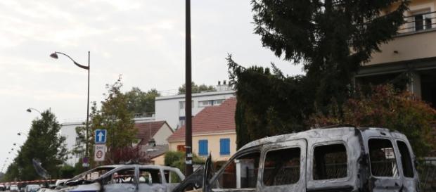 Francia, molotov contro poliziotti a sud di Parigi: 4 feriti, due ... - repubblica.it Francia, molotov contro poliziotti a sud di Parigi: 4 feriti, due ... - repubblica.it