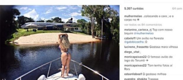 “Mulher Melão” se exibe de biquíni numa foto feita na proa da embarcação Pérola Negra. “Mulher Melão” se exibe de biquíni numa foto feita na proa da embarcação Pérola Negra.