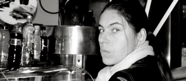 Photo en noir et blanc d'une femme qui ne sourit pas. Photo en noir et blanc d'une femme qui ne sourit pas.