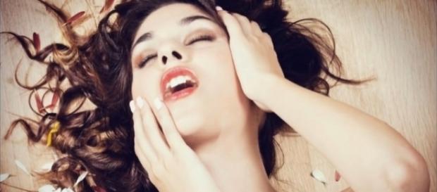 Respirações profundas e lentas podem tornar as contrações do orgasmo feminino mais intensas e numerosas Respirações profundas e lentas podem tornar as contrações do orgasmo feminino mais intensas e numerosas