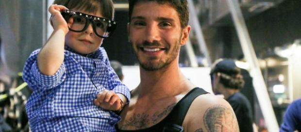 Stefano De Martino assieme al piccolo Giorgio Zacchia - ilcorrierecitta.com Stefano De Martino assieme al piccolo Giorgio Zacchia - ilcorrierecitta.com