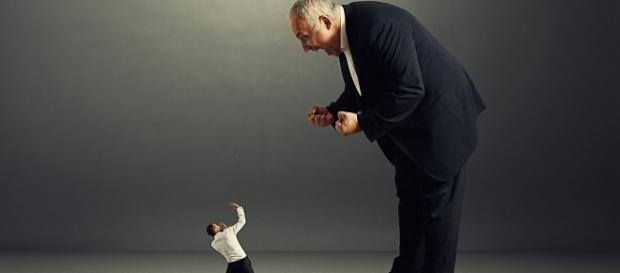 Toxicidade dos chefes contamina ambiente de trabalho e desmotiva equipa. Toxicidade dos chefes contamina ambiente de trabalho e desmotiva equipa.