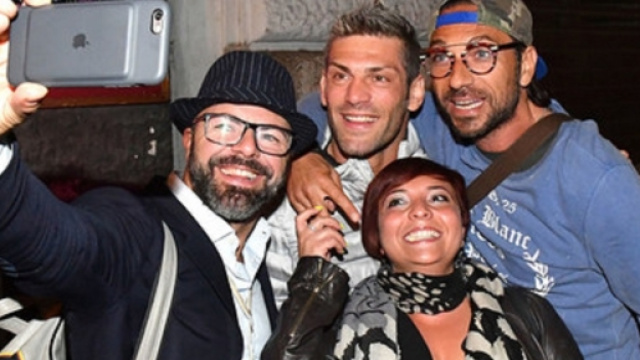 Clemente Russo e Costantino davanti ad un locale di Roma dopo l'eliminazione