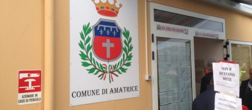 L'ingresso del prefabbricato sede del Comune di Amatrice: sulla porta l'esito delle perizie di agibilità delle abitazioni.