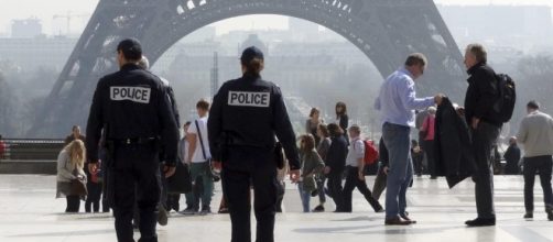 Parigi, due agenti aggrediti con molotov: gravissimi