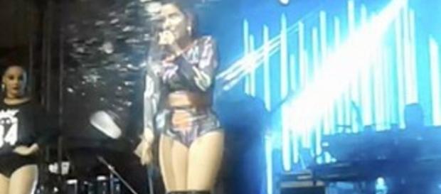 Imagem mostra momento em que Anitta é atingida por um copo de bebida. Imagem mostra momento em que Anitta é atingida por um copo de bebida.