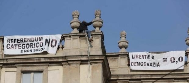 Martin Advinski, 50 anni, espone gli striscioni sul tetto del Teatro alla Scala a Milano (foto "La Repubblica") Martin Advinski, 50 anni, espone gli striscioni sul tetto del Teatro alla Scala a Milano (foto "La Repubblica")