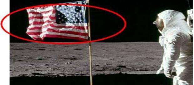 Não há vento na lua. Porque a bandeira da Apollo está tremulando? Não há vento na lua. Porque a bandeira da Apollo está tremulando?