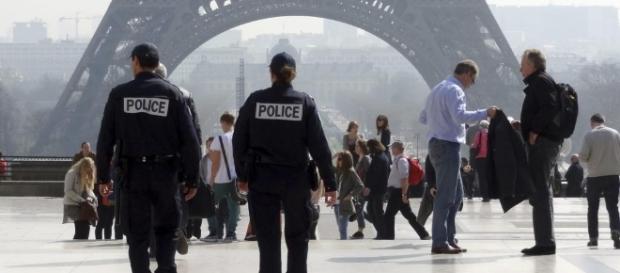 Parigi, due agenti aggrediti con molotov: gravissimi Parigi, due agenti aggrediti con molotov: gravissimi