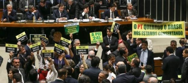 PEC 241 foi aprovada em primeiro turno na Câmara dos Deputados PEC 241 foi aprovada em primeiro turno na Câmara dos Deputados