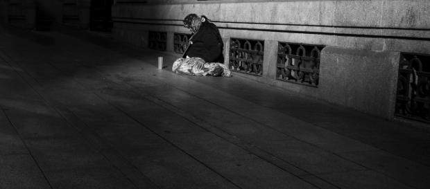 Señora pidiendo en las calles de Madrid. Foto por Cristina Crespo. Señora pidiendo en las calles de Madrid. Foto por Cristina Crespo.