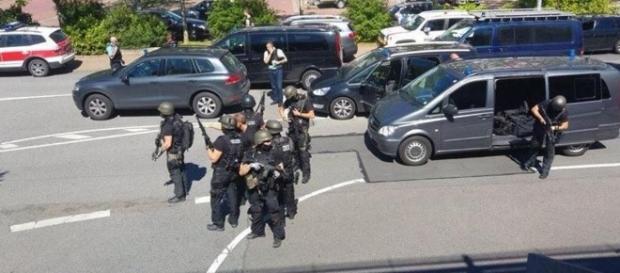 Spari in un cinema in Germania, ucciso l'aggressore. Esclusa l ... - lastampa.it Spari in un cinema in Germania, ucciso l'aggressore. Esclusa l ... - lastampa.it