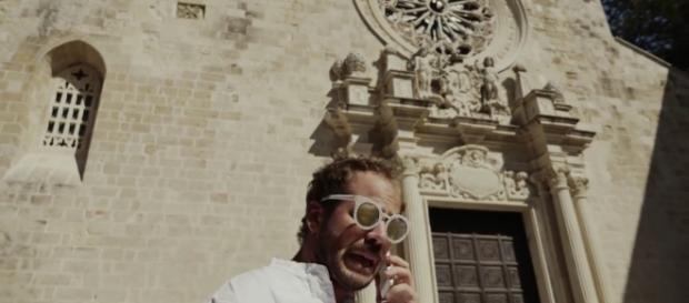 Una scena del video su Briatore, firmato Pezzulla. Una scena del video su Briatore, firmato Pezzulla.