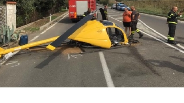 elicottero precipitato in sardegna investe un'auto