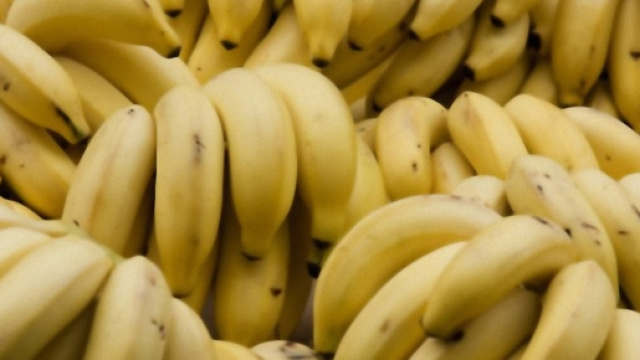 L'uomo si allontan&ograve; dalla sacrestia con diverse banane tra le mani