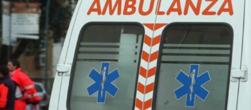 Napoli donna muore, la folla assalta l'ambulanza aggredendo i sanitari - roadtvitalia.it