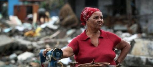 una donna cubana dopo la devastazione dell'uragano