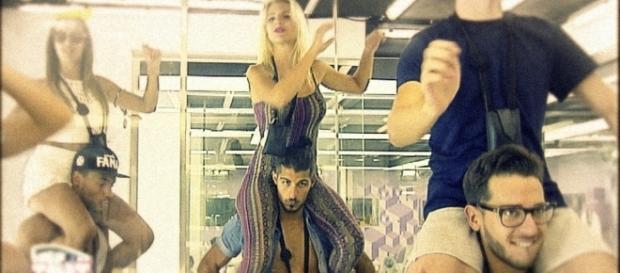 A mãe do Cláudio Alegre sofreu de violência doméstica. A mãe do Cláudio Alegre sofreu de violência doméstica.