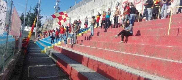 I tifosi salentini a Vibo Valentia. I tifosi salentini a Vibo Valentia.