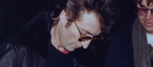John Lennon autografou o álbum de seu assassino horas antes da tragédia John Lennon autografou o álbum de seu assassino horas antes da tragédia
