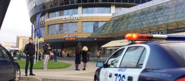 O femeie a fost decapitată de către un adolescent într-un mall din Minsk - Foto: TWITTER/@MC_MAXIM O femeie a fost decapitată de către un adolescent într-un mall din Minsk - Foto: TWITTER/@MC_MAXIM