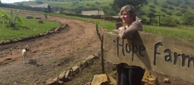 Rae Wartnaby der am Eingang zur Hope-Farm Rae Wartnaby der am Eingang zur Hope-Farm