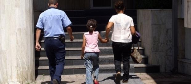 VIOL la Poșta Mare! Paznicul de 63 de ani a abuzat și sodomizat o fetiță de doar 8 VIOL la Poșta Mare! Paznicul de 63 de ani a abuzat și sodomizat o fetiță de doar 8