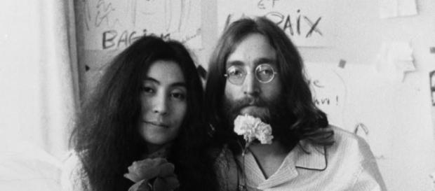Yoko Ono e John Lennon formaram um dos casais mais conhecidos da música Yoko Ono e John Lennon formaram um dos casais mais conhecidos da música