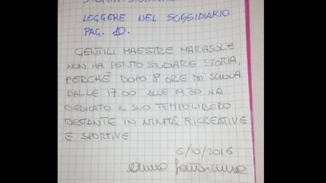 Mamma pubblica giustificazione su Facebook: "Basta compiti dopo la scuola"