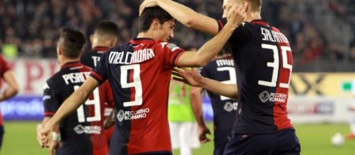 I giocatori del Cagliari festeggiano dopo un gol