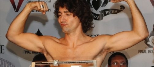 Justin Trudeau mostra i muscoli