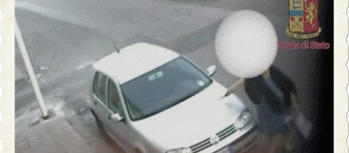 L'immagine è abbastanza chiara: una donna, armata di coltello, danneggia l'auto.